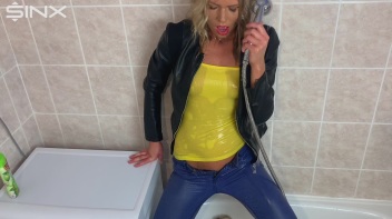 Seductive Blonde Lathers Up In The Bath Screencap 29 on www.sinx.com