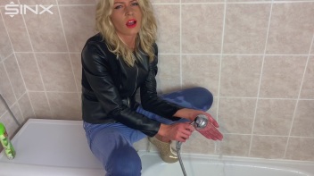 Seductive Blonde Lathers Up In The Bath Screencap 7 on www.sinx.com