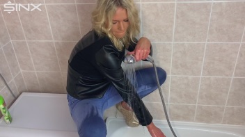 Seductive Blonde Lathers Up In The Bath Screencap 9 on www.sinx.com