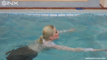 Glamour Girl's Poolside Dip Screencap 23 on www.sinx.com