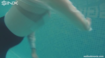 Glamour Girl's Poolside Dip Screencap 31 on www.sinx.com
