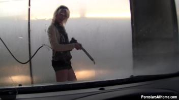 DickSuck Car Wash Screencap 5 on www.sinx.com