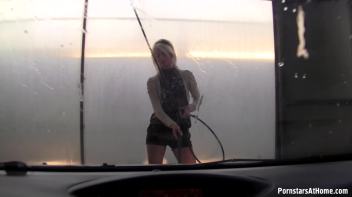 DickSuck Car Wash Screencap 7 on www.sinx.com