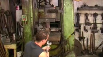 Hard Bi Pounding At The Machine Shop Screencap 1 on www.sinx.com