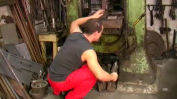 Hard Bi Pounding At The Machine Shop Screencap 3 on www.sinx.com