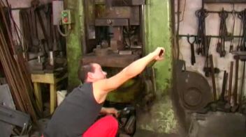 Hard Bi Pounding At The Machine Shop Screencap 5 on www.sinx.com