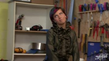 A Surefire Way To Take His Mind off Work Screencap 9 on www.sinx.com