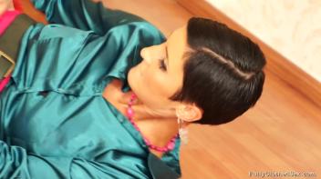 She's Satin Sexy And She Knows It Screencap 57 on www.sinx.com