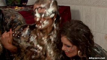 Hot And Messy Mamas Screencap 89 on www.sinx.com