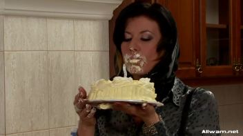 Hot And Messy Mamas Screencap 16 on www.sinx.com