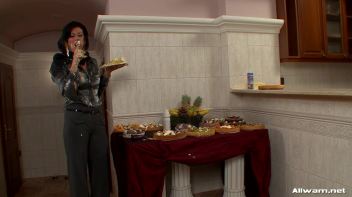 Hot And Messy Mamas Screencap 21 on www.sinx.com