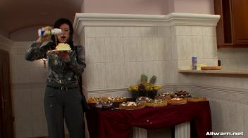 Hot And Messy Mamas Screencap 22 on www.sinx.com