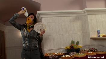 Hot And Messy Mamas Screencap 24 on www.sinx.com