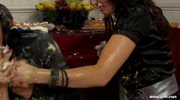 Hot And Messy Mamas Screencap 39 on www.sinx.com