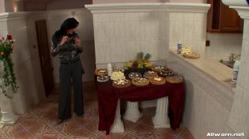 Hot And Messy Mamas Screencap 6 on www.sinx.com