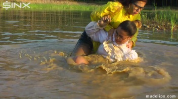 Mud Covered Hunny's Getting Wet And Messy Screencap 22 on www.sinx.com