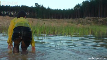 Mud Covered Hunny's Getting Wet And Messy Screencap 42 on www.sinx.com