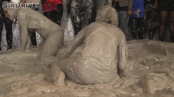 Muddy Wrestling: Jenny Lee vs. Liana Screencap 92 on www.sinx.com