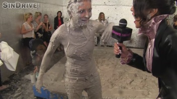 Muddy Wrestling: Jenny Lee vs. Liana Screencap 113 on www.sinx.com