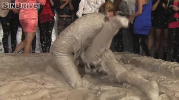 Muddy Wrestling: Jenny Lee vs. Liana Screencap 48 on www.sinx.com