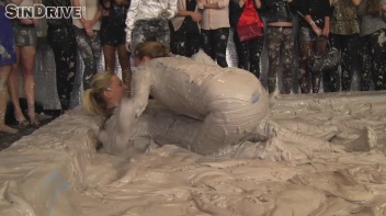 Muddy Wrestling: Jenny Lee vs. Liana Screencap 55 on www.sinx.com