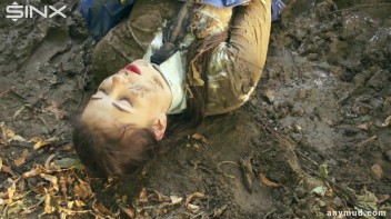 Naughty Thief Gets Into Muddy Catfight With Police Woman Screencap 87 on www.sinx.com