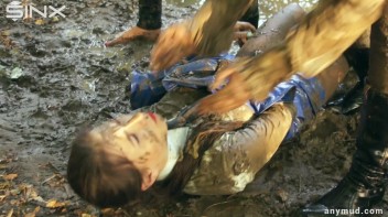 Naughty Thief Gets Into Muddy Catfight With Police Woman Screencap 88 on www.sinx.com