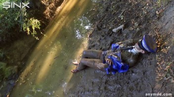 Naughty Thief Gets Into Muddy Catfight With Police Woman Screencap 91 on www.sinx.com