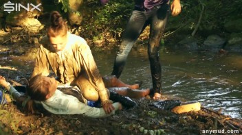 Naughty Thief Gets Into Muddy Catfight With Police Woman Screencap 63 on www.sinx.com