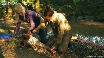 Naughty Thief Gets Into Muddy Catfight With Police Woman Screencap 71 on www.sinx.com