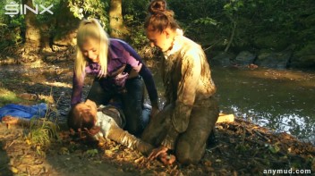 Naughty Thief Gets Into Muddy Catfight With Police Woman Screencap 72 on www.sinx.com