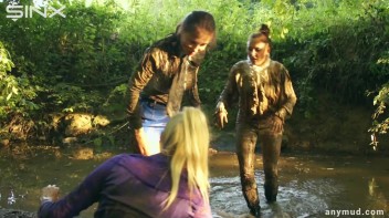 Naughty Thief Gets Into Muddy Catfight With Police Woman Screencap 76 on www.sinx.com