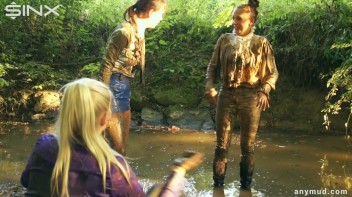 Naughty Thief Gets Into Muddy Catfight With Police Woman Screencap 77 on www.sinx.com