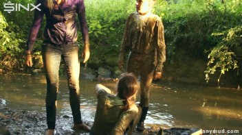 Naughty Thief Gets Into Muddy Catfight With Police Woman Screencap 79 on www.sinx.com