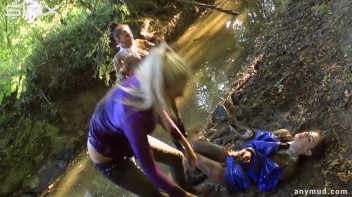 Naughty Thief Gets Into Muddy Catfight With Police Woman Screencap 83 on www.sinx.com