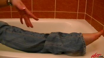 Take A Bath With Ferrera Screencap 9 on www.sinx.com