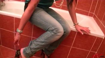 Take A Bath With Ferrera Screencap 5 on www.sinx.com