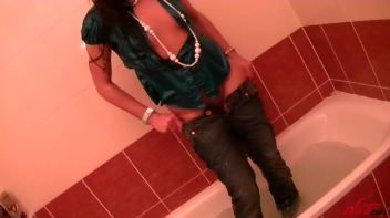 Take A Bath With Ferrera Screencap 60 on www.sinx.com