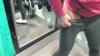 Die Piss Queen ist zurück Screencap 12 on www.sinx.com