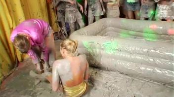 Mudslinging Eurobabes Screencap 10 on www.sinx.com