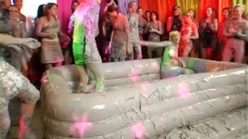 Mudslinging Eurobabes Screencap 14 on www.sinx.com