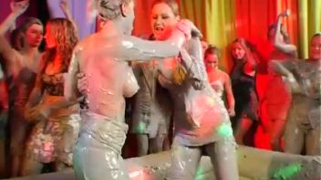 Mudslinging Eurobabes Screencap 21 on www.sinx.com