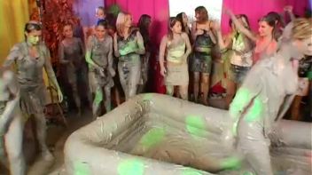 Mudslinging Eurobabes Screencap 22 on www.sinx.com