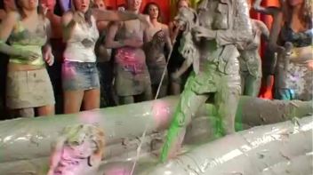Mudslinging Eurobabes Screencap 30 on www.sinx.com