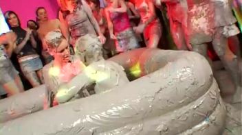 Mudslinging Eurobabes Screencap 38 on www.sinx.com