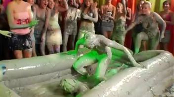 Mudslinging Eurobabes Screencap 68 on www.sinx.com