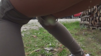 Outdoorpissen Screencap 9 on www.sinx.com