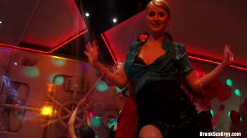 Valentine's Day Vaginas Part 4 - Shower Cam Screencap 74 on www.sinx.com