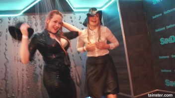 Amateur Cuties Shake It In The Shower! Screencap 10 on www.sinx.com