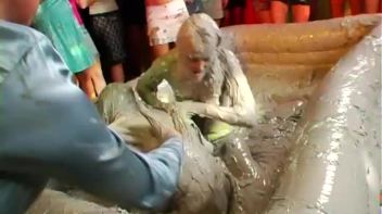 Slopping Around In The Mud Screencap 97 on www.sinx.com